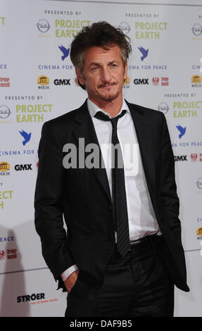 Noi attore Sean Penn arriva per l'evento di beneficenza Cinema per la pace a Berlino, Germania, 14 febbraio 2011. Dal 2002, il Cinema per la pace è stata una iniziativa mondiale, promuovendo l'umanità attraverso la pellicola mentre invitando i membri della international film comunità a partecipare al Cinema annuale per la pace Award-Gala-notte durante il Festival Internazionale del Cinema di Berlino. Foto: Britta Pedersen Foto Stock