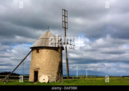 Mulino a vento tradizionale, le turbine eoliche di alleato Mercoeur fattoria eolica sul retro, vicino alleato, Haute-Loire, Auvergne Francia, Europa Foto Stock