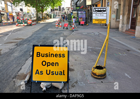 Maidstone Kent, Inghilterra. Lavori in corso - 'Business come di consueto segno. Temporanea fermata del bus Foto Stock