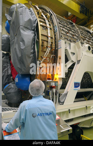 Un tecnico del viaggio spaziale società EADS Astrium GmbH lavora sul montaggio del unmanned space transporter per la Stazione Spaziale Internazionale ISS in Bremen, Germania, 15 febbraio 2011. ATV2 "Johannes Kepler' lancerà nello spazio nella serata con un razzo Ariane 5. Foto: Ingo Wagner Foto Stock