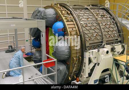 Un tecnico del viaggio spaziale società EADS Astrium GmbH lavora sul montaggio del unmanned space transporter per la Stazione Spaziale Internazionale ISS in Bremen, Germania, 15 febbraio 2011. ATV2 "Johannes Kepler' lancerà nello spazio nella serata con un razzo Ariane 5. Foto: Ingo Wagner Foto Stock