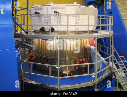 Un tecnico del viaggio spaziale società EADS Astrium GmbH lavora sul montaggio del unmanned space transporter per la Stazione Spaziale Internazionale ISS in Bremen, Germania, 15 febbraio 2011. ATV2 "Johannes Kepler' lancerà nello spazio nella serata con un razzo Ariane 5. Foto: Ingo Wagner Foto Stock