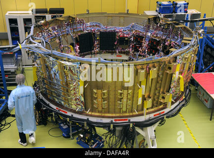 Un tecnico del viaggio spaziale società EADS Astrium GmbH lavora sul montaggio del unmanned space transporter per la Stazione Spaziale Internazionale ISS in Bremen, Germania, 15 febbraio 2011. ATV2 "Johannes Kepler' lancerà nello spazio nella serata con un razzo Ariane 5. Foto: Ingo Wagner Foto Stock