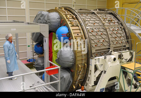 Un tecnico del viaggio spaziale società EADS Astrium GmbH lavora sul montaggio del unmanned space transporter per la Stazione Spaziale Internazionale ISS in Bremen, Germania, 15 febbraio 2011. ATV2 "Johannes Kepler' lancerà nello spazio nella serata con un razzo Ariane 5. Foto: Ingo Wagner Foto Stock