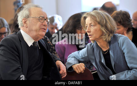 L'Austriaco basato a Londra il pianista Alfred Brendel prima di ricevere la prima volta conferiti 'Franz-Liszt-Premio onorario Weimar-Bayreuth' a Weimar, Germania il 16 febbraio 2011 a parlare con il direttore delle feste Nike Wagner. La Turingia celebra Franz Liszt duecentesimo compleanno e centoventicinquesimo anniversario della sua morte con circa 200 eventi culturali. Foto: Martin Schutt Foto Stock