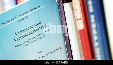 La figura mostra il coperchio del ministro della Difesa tedesco Karl-Theodor zu Guttenberg della tesi di dottorato a Berlino, in Germania il 16 febbraio 2011. Dopo diversi controversials per quanto riguarda le riforme delle forze armate tedesche, Guttenberg volti nuovi problemi: il 'Süddeutsche Zeitung" si afferma che egli ha copiato insieme i passaggi per la sua tesi di dottorato di ricerca da altri autori. Foto: TOBIAS KLEINSCHMIDT Foto Stock