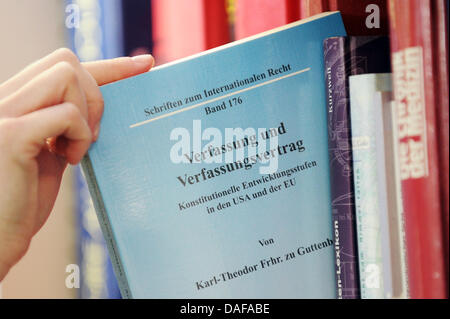 La figura mostra il coperchio del ministro della Difesa tedesco Karl-Theodor zu Guttenberg della tesi di dottorato a Berlino, in Germania il 16 febbraio 2011. Dopo diversi controversials per quanto riguarda le riforme delle forze armate tedesche, Guttenberg volti nuovi problemi: il 'Süddeutsche Zeitung" si afferma che egli ha copiato insieme i passaggi per la sua tesi di dottorato di ricerca da altri autori. Foto: Tobias Kleinschmidt Foto Stock