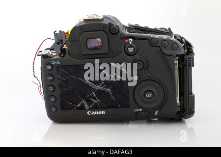 Rotto, fotocamera Canon 5D MkIII, fracassato fotocamera, pezzi di una telecamera , Canon 5D MKIII. Telecamera in pezzi Foto Stock