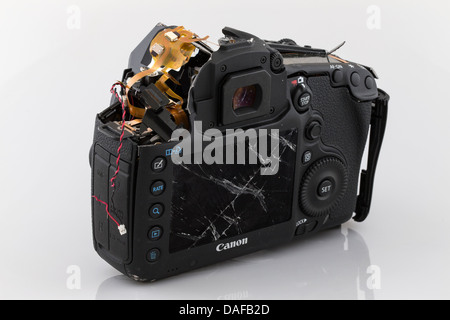 Rotto, fotocamera Canon 5D MkIII, fracassato fotocamera, pezzi di una telecamera , Canon 5D MKIII. Telecamera in pezzi Foto Stock