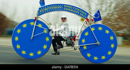 Velo-Designer Dieter (Didi) Senft presenta la sua ultima invenzione - una bicicletta per il Concorso Eurovisione della canzone Germania 2011 - in Storkow, Germania, 17 febbraio 2011. Il 4.01m lunga e alta 2,5 m bike devono essere utilizzati come pubblicità per il cantante tedesca Lena peforming a questo anno di Eurovision Song Contest sul 14 maggio a Duesseldorf. Foto: Patrick Pleul Foto Stock