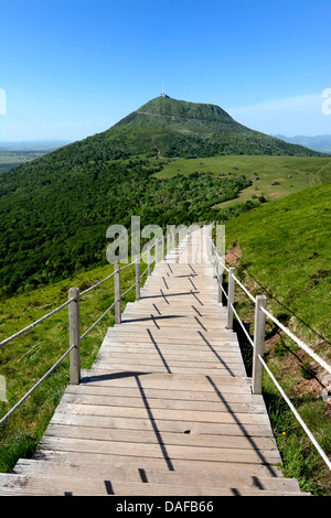 Il sentiero verso il Puy de Dome / Puy-de-Dome vulcano e del paesaggio in Auvergne, Francia Foto Stock