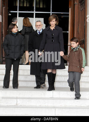 La principessa Marie-Esmeralda con suo marito Salvador Moncada e bambini Alexandra e Leopoldo del Belgio frequentare l eucaristia messa di commemorazione dei defunti belga della famiglia reale nella chiesa di Nostra Signora di Laken, Bruxelles, Belgio, 17 febbraio 2011. Foto: Patrick van Katwijk Foto Stock