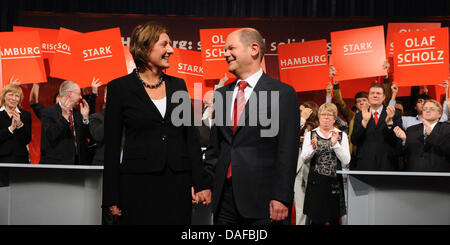 I socialdemocratici (SPD) top candidato per le elezioni di Amburgo Olaf Scholz (R) e sua moglie Britta Ernst sorriso dopo il suo discorso ad Amburgo, Germania, 17 febbraio 2011. Amburgo elegge un nuovo Stato della Città del Parlamento europeo in data 20 febbraio 2011. Foto: Marcus Brandt Foto Stock