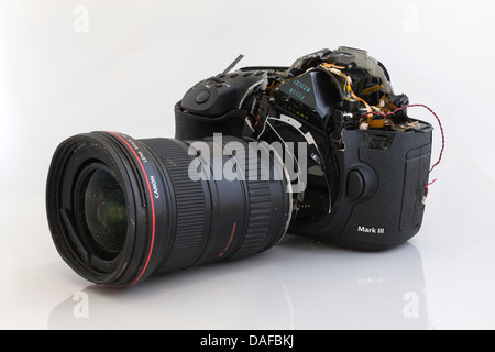 Rotture di telecamera e obiettivo, Canon 5D MkIII, Canon 16-35mm lente LII, fracassato di telecamera e obiettivo, pezzi di una telecamera e obiettivo, 5D MKIII Foto Stock