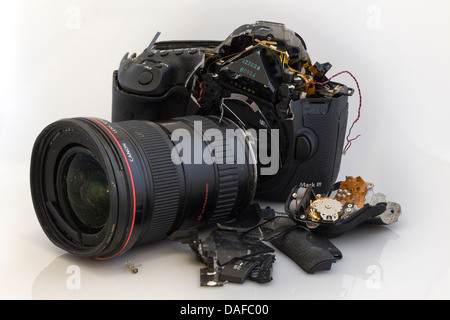 Rotture di telecamera e obiettivo, Canon 5D MkIII, Canon 16-35mm lente LII, fracassato di telecamera e obiettivo, pezzi di una telecamera e obiettivo, 5D MKIII Foto Stock