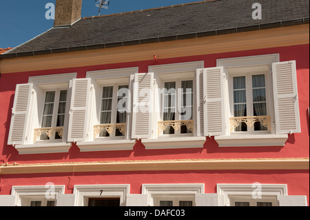 Bianco brillante bold persiane alle finestre di Montreuil in Francia Foto Stock