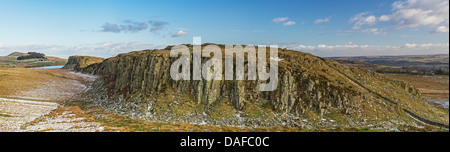 Vista panoramica del Peel dirupi in acciaio Rigg nel Vallo di Adriano paese, il Parco nazionale di Northumberland, Inghilterra Foto Stock