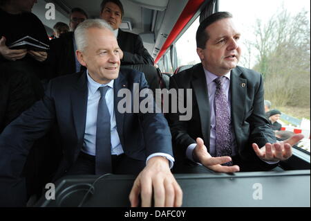 Il Presidente delle Ferrovie Tedesche, Ruediger Grube (L), e il Baden-Württemberg del ministro presidente (CDU, R) rispondere alle domande del giornalista in un bus in Buggingen, Germania, 18 febbraio 2011. Mappus e Grube si è incontrato con gli avversari di espansione del Mannheim-Karlsruhe-stazione ferroviaria di Basilea. Foto: Patrick Seeger Foto Stock