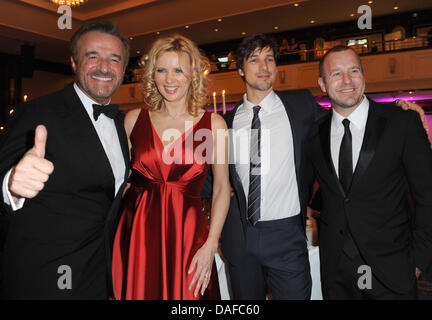 Der italienische Schauspieler Christian De Sica (l) und die deutschen Schauspieler Veronica Ferres, Florian David Fitz und Heino Ferch kommen am Freitag (18.02.2011) in Berlin zum italienischen Filmball "Notte delle stelle'. Im Rahmen des Filmballs wird alljährlich der 'Premio Bacco' verliehen. Foto: Britta Pedersen dpa +++(c) dpa - Bildfunk+++ Foto Stock