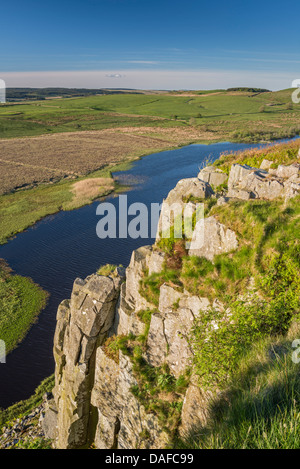 Falesia di Lough dalla rupe Highshields nel Vallo di Adriano paese, Northumberland, Inghilterra Foto Stock