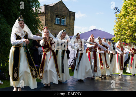 I ballerini di donne in costume tradizionale la dimostrazione di ballo armena in Bakewell Derbyshire Inghilterra Foto Stock