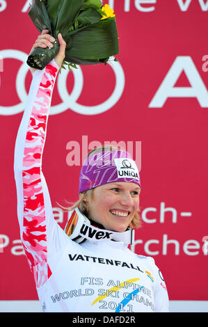 Marlies Schild di Austria festeggia sul podio di Slalom speciale femminile alla FIS sci alpino Campionati del Mondo a Garmisch-Partenkirchen, in Germania, il 19 febbraio 2011. Foto: Peter Kneffel Foto Stock