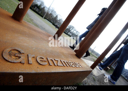 La gente visita Memoriale del Muro di Berlino Bernauer Street a Berlino, Germania, 20 febbraio 2011. Foto: Rainer Jensen Foto Stock