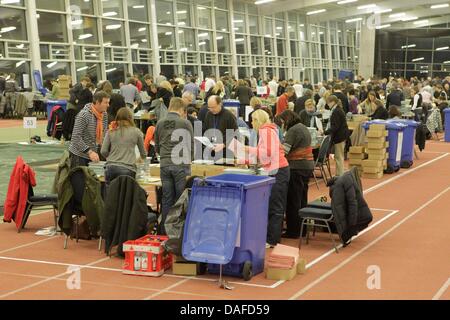 Gli addetti di polling il conteggio delle schede elettorali di Amburgo elezioni parlamentari ad Amburgo, Germania, 20 febbraio 2011. Circa 1,3 milioni di elettori in Hamburg rappresentanti eletti al 121 posti in stato di Amburgo il parlamento. I risultati preliminari vedere la maggioranza assoluta per i Socialdemocratici (SPD). Foto: Markus Scholz Foto Stock