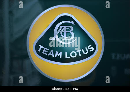 Il logo del team Lotus durante il test drive sul Circuito de Catalunya race track a Barcellona, Spagna, 20 febbraio 2011. Foto: David Ebener Foto Stock