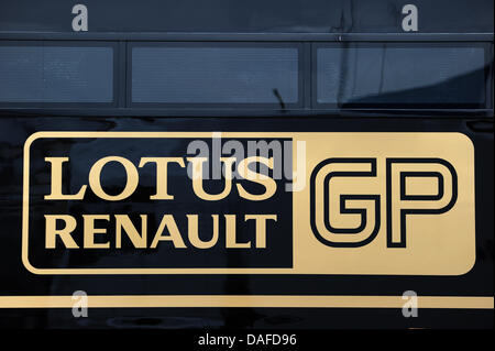 Il logo di Lotus Renault GP durante il test drive sul Circuito de Catalunya race track a Barcellona, Spagna, 20 febbraio 2011. Foto: David Ebener Foto Stock