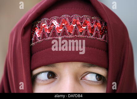 (Dpa) file di un file immagine datata 10 dicembre 2007 di una donna che indossa un velo di Frankfurt Main, Germania. Il matrimonio forzato, la vendetta e onore sono ancora questioni tra la gente turca che vive in Germania. Foto: Boris Roessler Foto Stock