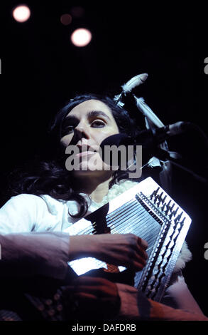 Musicista britannico PJ Harvey esegue a Admiralspalast a Berlino, Germania, 22 febbraio 2011. Harvey è touring il suo attuale album 'Let England Shake'. Foto: Britta Pedersen Foto Stock