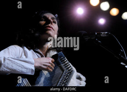 Musicista britannico PJ Harvey esegue a Admiralspalast a Berlino, Germania, 22 febbraio 2011. Harvey è touring il suo attuale album 'Let England Shake'. Foto: Britta Pedersen Foto Stock