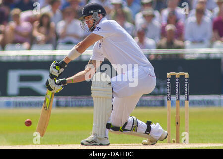 Nottingham, Regno Unito. 12 Luglio, 2013. L'Inghilterra del Kevin Pietersen gioca un colpo durante la terza giornata del primo Investec Ceneri Test match a Trent Bridge Cricket Ground sulla luglio 12, 2013 a Nottingham, Inghilterra. Credito: Mitchell Gunn/ESPA/Alamy Live News Foto Stock