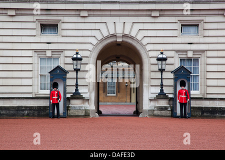 Londra - 17 Maggio: British Royal guards guardia dell'ingresso di Buckingham Palace, 17 maggio 2013 a Londra, Regno Unito Foto Stock