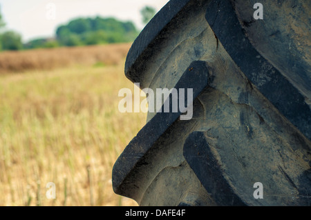 Pneumatici agricoli dal trattore in posizione campo Foto Stock