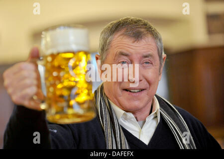 Attore britannico John ortiche pone con una birra durante una chiamata foto a Monaco di Baviera, Germania, il 23 febbraio 2011. Ortica stelle come ispettore Barnaby in serie whudunnit 'Midsomer omicidi'. Foto: Andreas Gebert Foto Stock