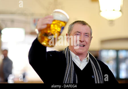 Attore britannico John ortiche pone con una birra durante una chiamata foto a Monaco di Baviera, Germania, il 23 febbraio 2011. Ortica stelle come ispettore Barnaby in serie whudunnit 'Midsomer omicidi'. Foto: Andreas Gebert Foto Stock