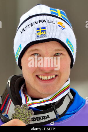 Jens Byggmark di Svezia mostra la medaglia d argento ha vinto in Slalom Speciale maschile a Campionati del Mondo di sci a Garmisch-Partenkirchen, in Germania, il 20 febbraio 2011. Peter Kneffel Foto Stock