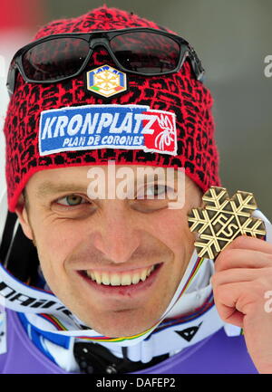 Manfred Moelgg d'Italia mostra la sua medaglia di bronzo di Slalom speciale maschile a Campionati del Mondo di sci a Garmisch-Partenkirchen, in Germania, il 20 febbraio 2011. Peter Kneffel Foto Stock