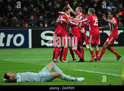 Monaco di Baviera squadra cheers dopo Gomez' 1-0 obiettivo, mentre Milano il portiere Julio Cesar si trova sul passo durante la UEFA Champions League FC Bayern Monaco vs Inter Milan presso lo Stadio Meazza di Milano, Italia, 23 febbraio 2011. Monaco di Baviera ha vinto la partita 1-0. Foto: Peter Kneffel Foto Stock