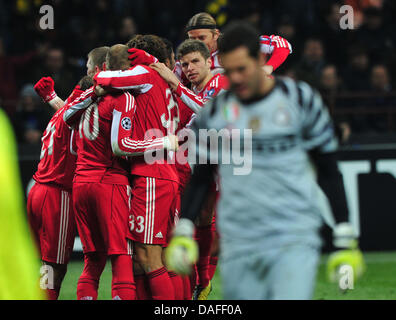 Monaco di Baviera squadra cheers dopo Gomez' 1-0 obiettivo, mentre Milano il portiere Julio Cesar si allontana durante la UEFA Champions League FC Bayern Monaco vs Inter Milan presso lo Stadio Meazza di Milano, Italia, 23 febbraio 2011. Monaco di Baviera ha vinto la partita 1-0. Foto: Peter Kneffel Foto Stock