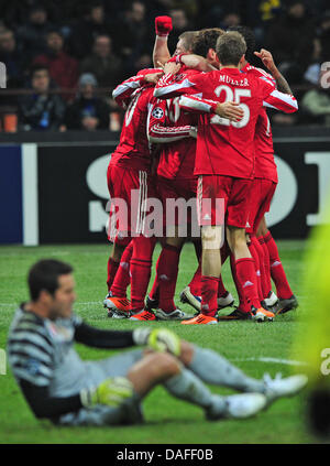 Monaco di Baviera squadra cheers dopo Gomez' 1-0 obiettivo, mentre Milano il portiere Julio Cesar si trova sul passo durante la UEFA Champions League FC Bayern Monaco vs Inter Milan presso lo Stadio Meazza di Milano, Italia, 23 febbraio 2011. Monaco di Baviera ha vinto la partita 1-0. Foto: Peter Kneffel Foto Stock