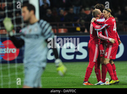 Monaco di Baviera squadra cheers dopo Gomez' 1-0 obiettivo, mentre Milano il portiere Julio Cesar si allontana durante la UEFA Champions League FC Bayern Monaco vs Inter Milan presso lo Stadio Meazza di Milano, Italia, 23 febbraio 2011. Monaco di Baviera ha vinto la partita 1-0. Foto: Peter Kneffel Foto Stock