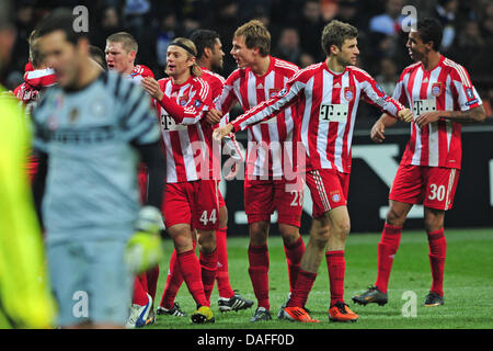 Monaco di Baviera squadra cheers dopo Gomez' 1-0 obiettivo, mentre Milano il portiere Julio Cesar si allontana durante la UEFA Champions League FC Bayern Monaco vs Inter Milan presso lo Stadio Meazza di Milano, Italia, 23 febbraio 2011. Monaco di Baviera ha vinto la partita 1-0. Foto: Peter Kneffel Foto Stock