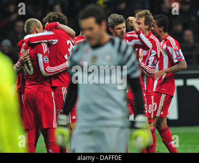 Monaco di Baviera squadra cheers dopo Gomez' 1-0 obiettivo, mentre Milano il portiere Julio Cesar si allontana durante la UEFA Champions League FC Bayern Monaco vs Inter Milan presso lo Stadio Meazza di Milano, Italia, 23 febbraio 2011. Monaco di Baviera ha vinto la partita 1-0. Foto: Peter Kneffel Foto Stock