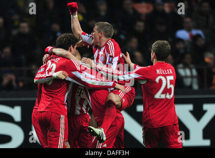 Monaco di Baviera squadra cheers dopo Gomez' (L) 1-0 obiettivo durante la UEFA Champions League FC Bayern Monaco vs Inter Milan presso lo Stadio Meazza di Milano, Italia, 23 febbraio 2011. Monaco di Baviera ha vinto la partita 1-0. Foto: Peter Kneffel Foto Stock