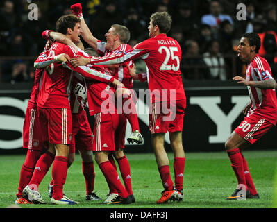 Monaco di Baviera squadra cheers dopo Gomez' (L) 1-0 obiettivo durante la UEFA Champions League FC Bayern Monaco vs Inter Milan presso lo Stadio Meazza di Milano, Italia, 23 febbraio 2011. Monaco di Baviera ha vinto la partita 1-0. Foto: Peter Kneffel Foto Stock