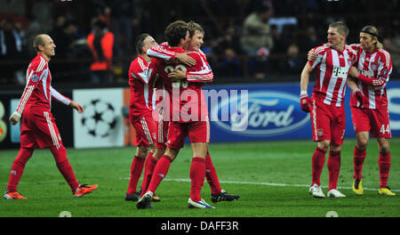 Monaco di Baviera è Mario Gomez (C) cheers dopo la sua 1-0 gol con il team durante la UEFA Champions League FC Bayern Monaco vs Inter Milan presso lo Stadio Meazza di Milano, Italia, 23 febbraio 2011. Monaco di Baviera ha vinto la partita 1-0. Foto: Peter Kneffel Foto Stock