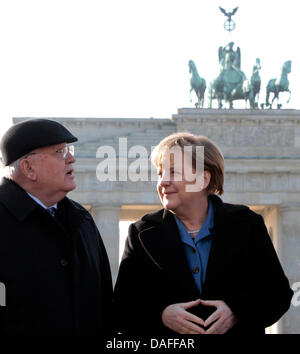 Ormer presidente sovietico Mikhail Gorbaciov e il Cancelliere tedesco Angela Merkel in posa per una foto nella parte anteriore della porta di Brandeburgo a Berlino, Germania, 24 febbraio 2011. Foto: TOBIAS SCHWARZ Foto Stock